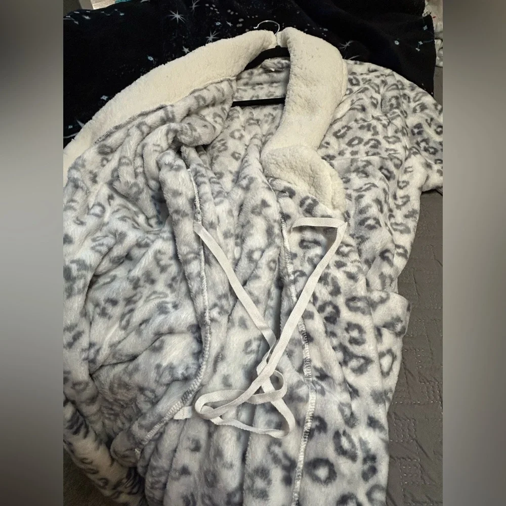 Sonoma Plush Leopard Women’s Bathrobe L NWT - Picture 9 of 11